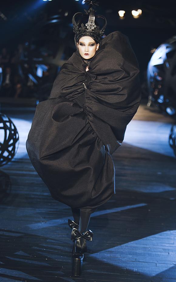 đỗ mạnh cường, ntn do manh cuong, The Little Black Dress - Huyền thoại những chiếc đầm đen, sàn diễn thời trang dài nhất,