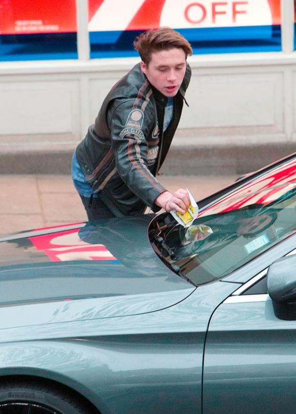 Cậu cả nhà Becks, Brooklyn Beckham, Brooklyn Beckham nhận vé phạt đỗ xe, Brooklyn Beckham đỗ xe sai nơi quy định