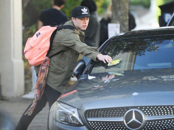 Cậu cả nhà Becks, Brooklyn Beckham, Brooklyn Beckham nhận vé phạt đỗ xe, Brooklyn Beckham đỗ xe sai nơi quy định