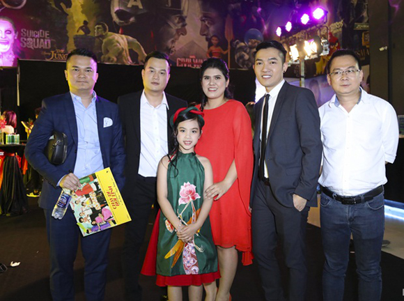 ngoc-anh-va-sao-2912-ngoisao.vn-w580-h432 0 Siêu mẫu nhí Ngọc Anh, Sao Việt, NTK Phương Nguyễn Silk