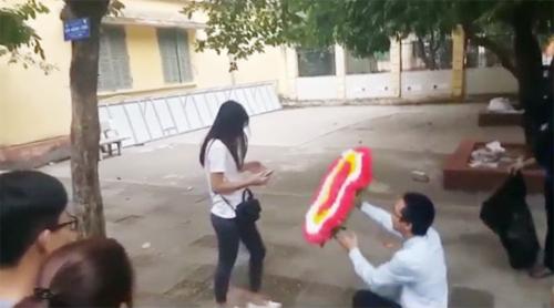 giới trẻ, chàng trai việt, tỏ tình bằng vòng hoa, chàng trai việt tỏ tình bằng vòng hoa, cách tỏ tình với bạn gái 