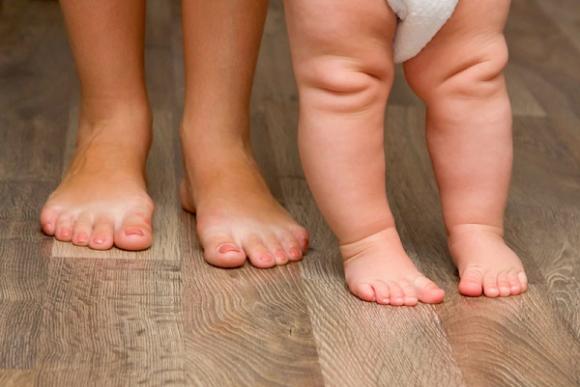chân trần, chân đất, tác dụng của đi chân trần, trẻ đi chân trần thông minh hơn, trẻ đi chân trần hạnh phúc hơn