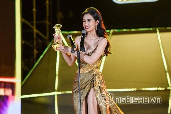 Đông Nhi, ca sĩ Đông Nhi, Đông Nhi lộ ngực