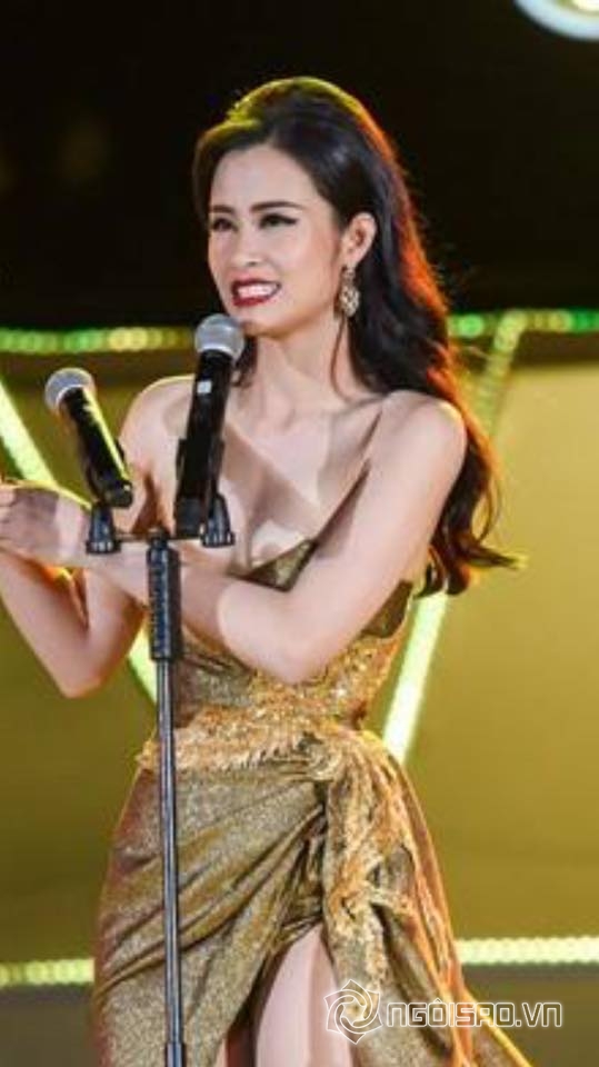 Đông Nhi, ca sĩ Đông Nhi, Đông Nhi lộ ngực