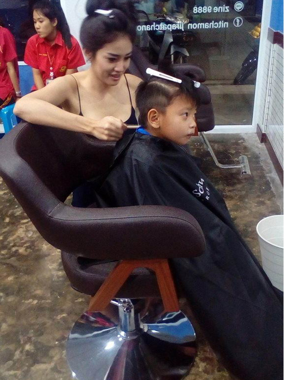  Nitchamon Jirapatchanon, thợ cắt tóc nữ trẻ đẹp, thợ cắt tóc gợi cảm, Thợ cắt tóc trẻ đẹp gợi cảm nhất Thái Lan