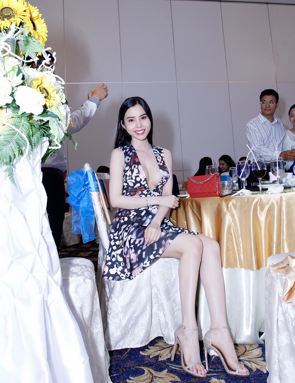 Á khôi Huỳnh Vy, Á khôi Người đẹp tỏa sáng, á hậu Kim Nguyên, Sao Việt