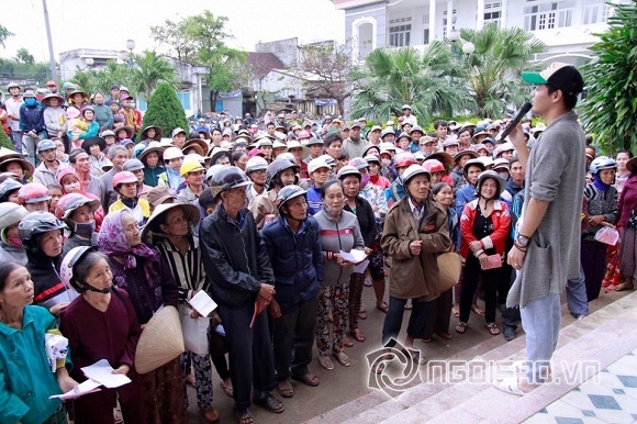 sao việt, phan anh, mc phan anh, phan anh làm từ thiện, phan anh phát quà tết 