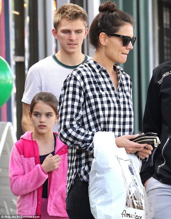 Suri Cruise, Suri Cruise khoe chân dài, Suri Cruise đi mua sắm với mẹ