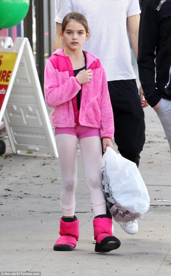 Suri Cruise, Suri Cruise khoe chân dài, Suri Cruise đi mua sắm với mẹ