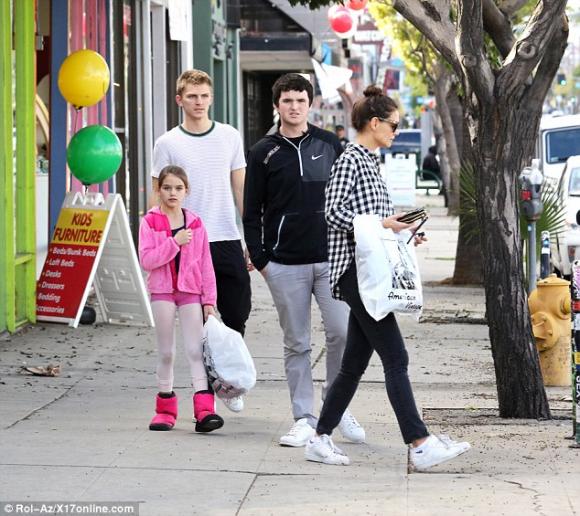 Suri Cruise, Suri Cruise khoe chân dài, Suri Cruise đi mua sắm với mẹ