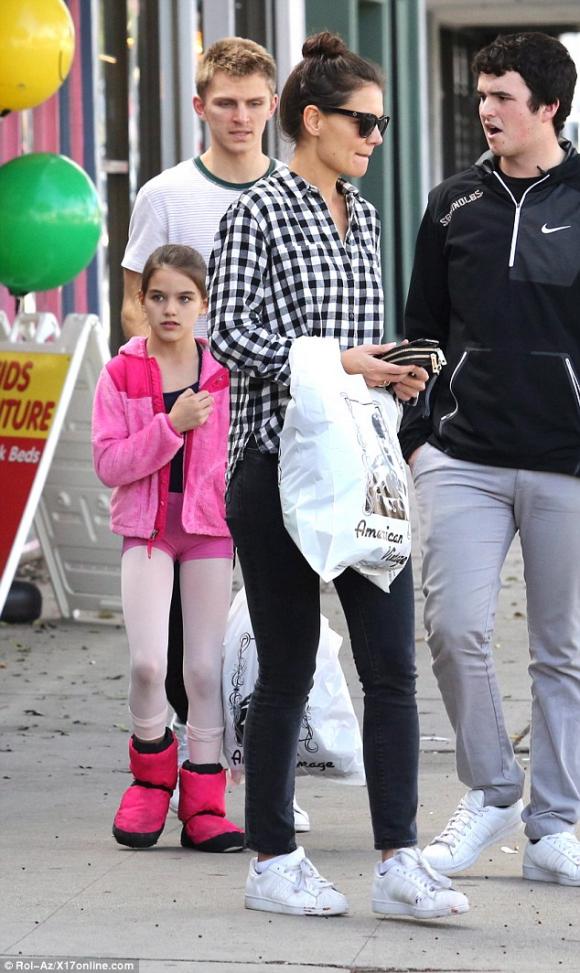 Suri Cruise, Suri Cruise khoe chân dài, Suri Cruise đi mua sắm với mẹ