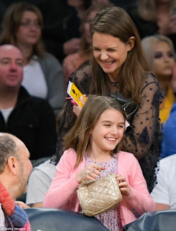 Suri Cruise, Suri Cruise khoe chân dài, Suri Cruise đi mua sắm với mẹ