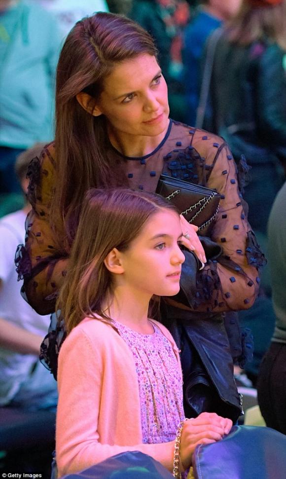 Suri Cruise, Suri Cruise khoe chân dài, Suri Cruise đi mua sắm với mẹ