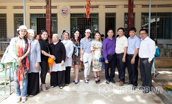 Đoàn từ thiện của các Doanh nhân - Hoa hậu tặng quà cho đồng bào nghèo ở Gia Lai và Kon Tum 0 bác sĩ Xuân Trường, thẩm mỹ Xuân Trường, đoàn từ thiện, Hoa hậu Mỹ Vân, Doanh nhân Thân thiện Thu Thủy