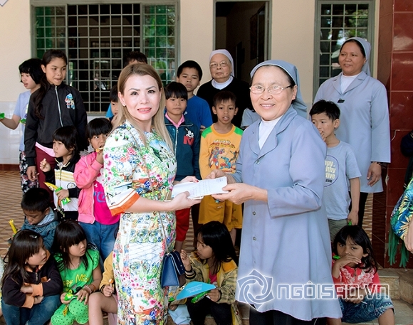 tu-thien-23-ngoisao.vn-w666-h525.jpg 1 bác sĩ Xuân Trường, thẩm mỹ Xuân Trường, đoàn từ thiện, Hoa hậu Mỹ Vân, Doanh nhân Thân thiện Thu Thủy