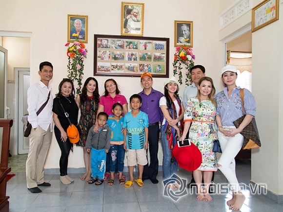 tu-thien-26-ngoisao.vn-w666-h498.jpg 0 bác sĩ Xuân Trường, thẩm mỹ Xuân Trường, đoàn từ thiện, Hoa hậu Mỹ Vân, Doanh nhân Thân thiện Thu Thủy