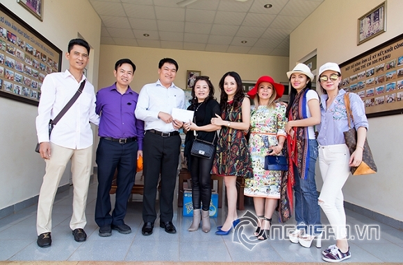 tu-thien-26-ngoisao.vn-w666-h498.jpg 0 bác sĩ Xuân Trường, thẩm mỹ Xuân Trường, đoàn từ thiện, Hoa hậu Mỹ Vân, Doanh nhân Thân thiện Thu Thủy