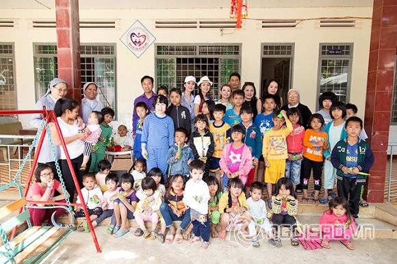 tu-thien-29-ngoisao.vn-w666-h444.jpg 1 bác sĩ Xuân Trường, thẩm mỹ Xuân Trường, đoàn từ thiện, Hoa hậu Mỹ Vân, Doanh nhân Thân thiện Thu Thủy