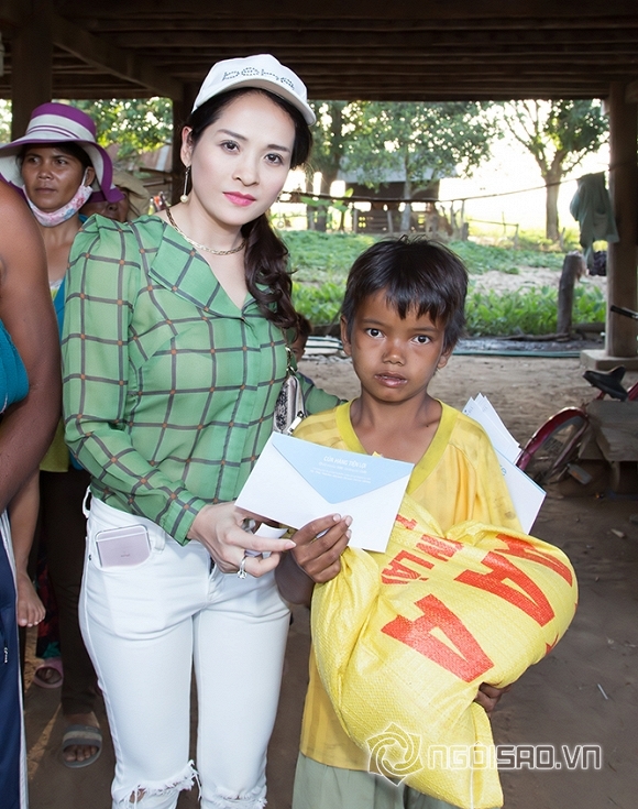 tu-thien-40-ngoisao.vn-w666-h844.jpg 0 bác sĩ Xuân Trường, thẩm mỹ Xuân Trường, đoàn từ thiện, Hoa hậu Mỹ Vân, Doanh nhân Thân thiện Thu Thủy