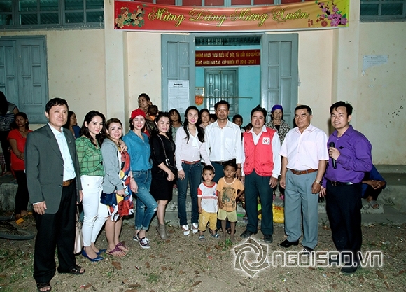 tu-thien-41-ngoisao.vn-w666-h479.jpg 0 bác sĩ Xuân Trường, thẩm mỹ Xuân Trường, đoàn từ thiện, Hoa hậu Mỹ Vân, Doanh nhân Thân thiện Thu Thủy