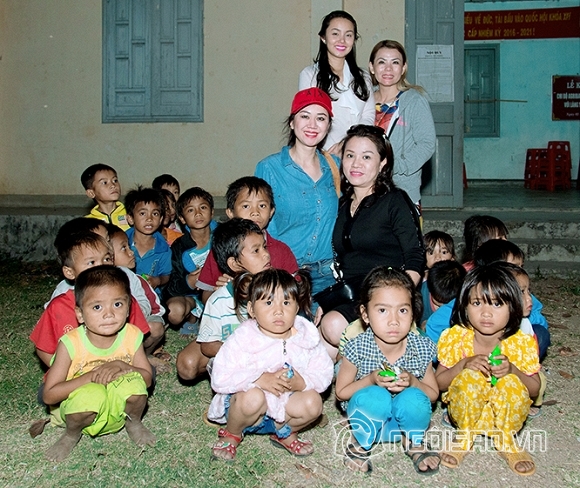 Đoàn từ thiện của các Doanh nhân - Hoa hậu tặng quà cho đồng bào nghèo ở Gia Lai và Kon Tum 1 bác sĩ Xuân Trường, thẩm mỹ Xuân Trường, đoàn từ thiện, Hoa hậu Mỹ Vân, Doanh nhân Thân thiện Thu Thủy