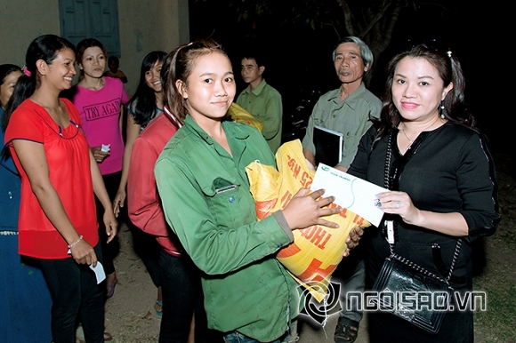 Đoàn từ thiện của các Doanh nhân - Hoa hậu tặng quà cho đồng bào nghèo ở Gia Lai và Kon Tum 2 bác sĩ Xuân Trường, thẩm mỹ Xuân Trường, đoàn từ thiện, Hoa hậu Mỹ Vân, Doanh nhân Thân thiện Thu Thủy