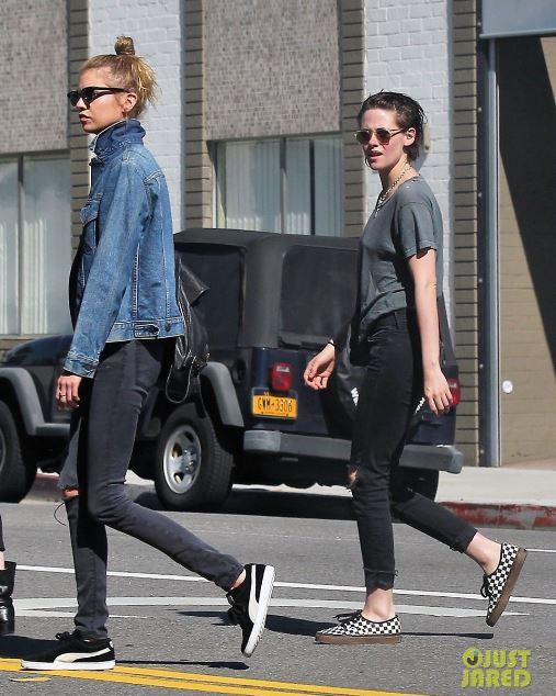 Kristen Stewart, Kristen Stewart không mặc nội y, Kristen Stewart và bạn gái