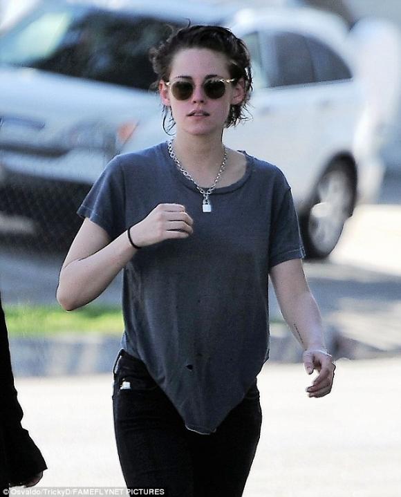 Kristen Stewart, Kristen Stewart không mặc nội y, Kristen Stewart và bạn gái