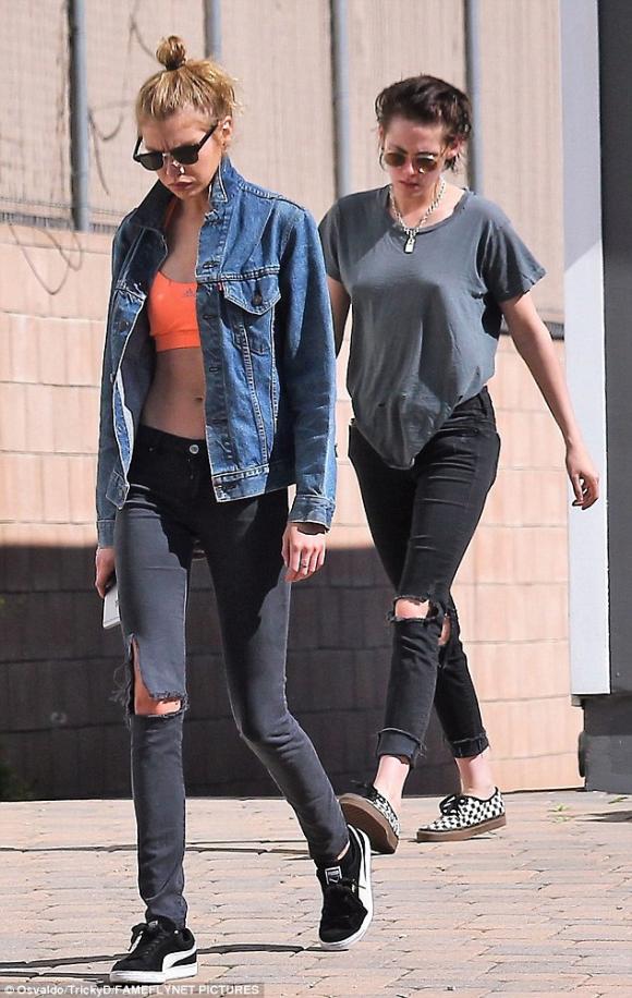 Kristen Stewart, Kristen Stewart không mặc nội y, Kristen Stewart và bạn gái