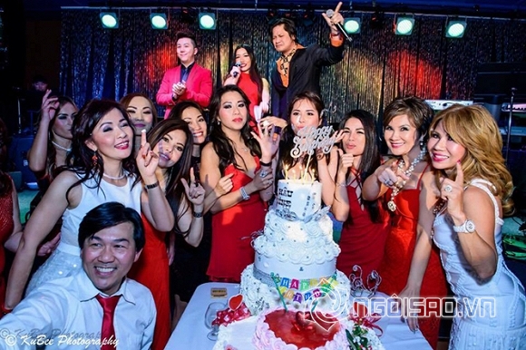 Hoa hậu Người Việt Thế giới 2017 Jasmine L Le được Dương Triệu Vũ tặng nụ hôn trong tiệc mừng sinh nhật 0 Hoa hậu Người Việt Thế giới 2017 Jasmine L Le, Hoa hậu Jasmine L Le, Hoa hậu Người Việt Thế giới 2017 Jasmine Liên Lê, DƯơng Triệu Vũ hôn Hoa hậu