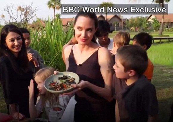 Angelina Jolie , Angelina Jolie làm đại diện hãng nước hoa, thương hiệu mỹ phẩm Guerlain, nước hoa Mon Guerlain,sao Hollywood