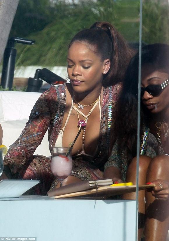 Rihanna , nữ ca sĩ Rihanna , thời trang táo bạo của Rihanna,sao Hollywood