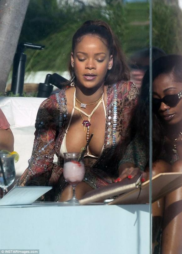 Rihanna , nữ ca sĩ Rihanna , thời trang táo bạo của Rihanna,sao Hollywood