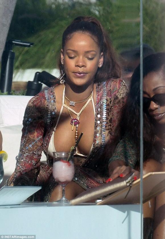Rihanna , nữ ca sĩ Rihanna , thời trang táo bạo của Rihanna,sao Hollywood