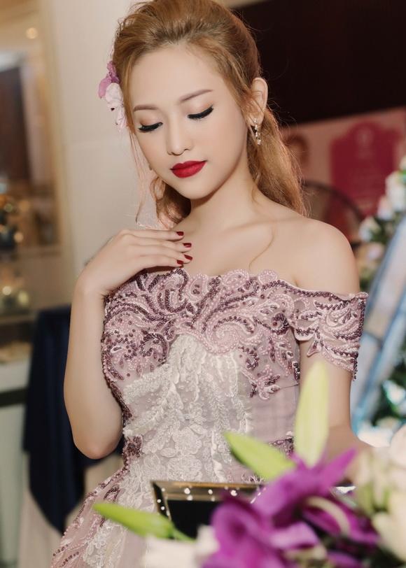 Hotgirl thúy vi,thúy vi sến sẩm,thúy vi đi catwalk