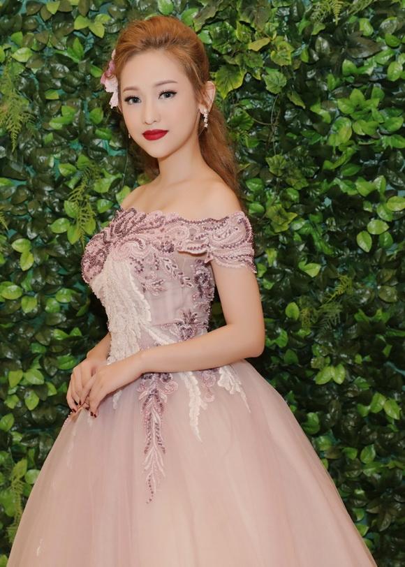 Hotgirl thúy vi,thúy vi sến sẩm,thúy vi đi catwalk