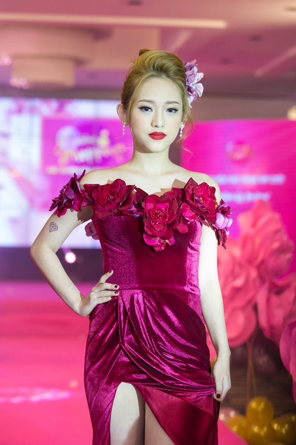 Hotgirl thúy vi,thúy vi sến sẩm,thúy vi đi catwalk