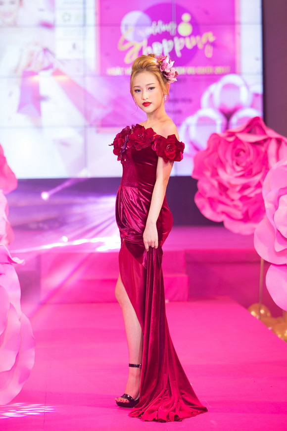 Hotgirl thúy vi,thúy vi sến sẩm,thúy vi đi catwalk