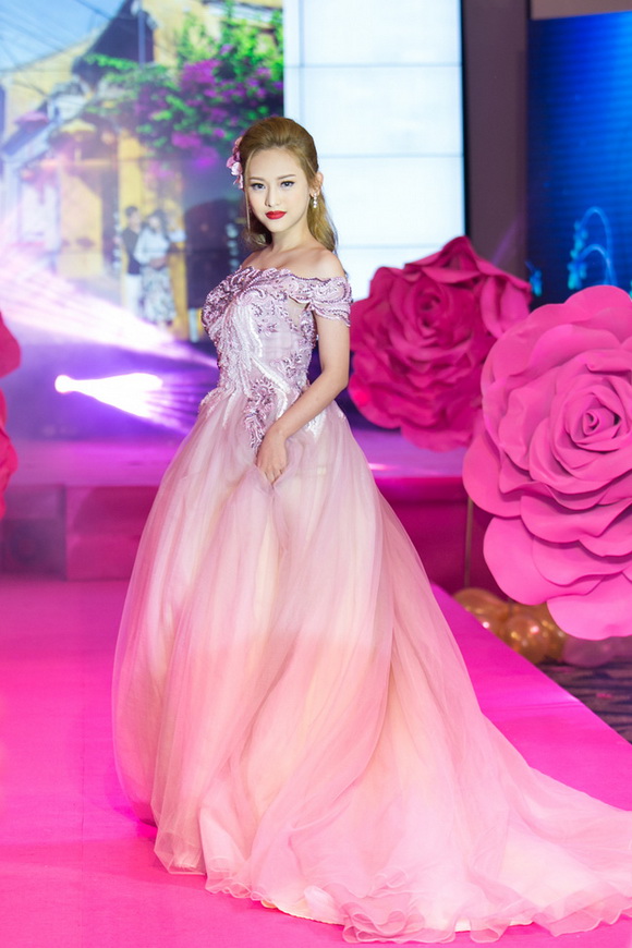 Hotgirl thúy vi,thúy vi sến sẩm,thúy vi đi catwalk