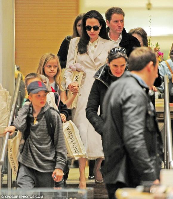 Angelina Jolie, Angelina Jolie tươi tắn bên các con, Angelina Jolie cùng các con dạo phố London,sao Hollywood