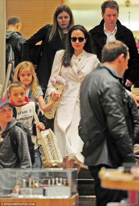 Angelina Jolie, Angelina Jolie tươi tắn bên các con, Angelina Jolie cùng các con dạo phố London,sao Hollywood