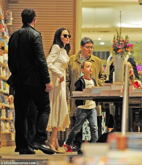 Angelina Jolie, Angelina Jolie tươi tắn bên các con, Angelina Jolie cùng các con dạo phố London,sao Hollywood