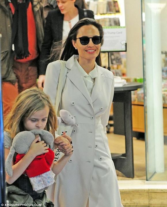 Angelina Jolie, Angelina Jolie tươi tắn bên các con, Angelina Jolie cùng các con dạo phố London,sao Hollywood