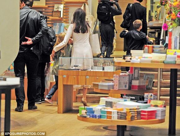 Angelina Jolie, Angelina Jolie tươi tắn bên các con, Angelina Jolie cùng các con dạo phố London,sao Hollywood
