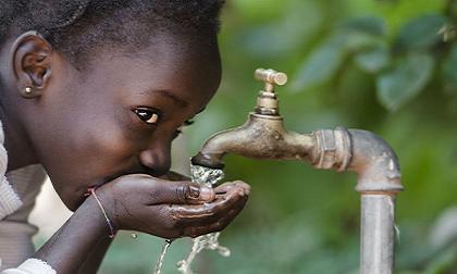 uống nước, uống nước khi đói, uống nước khi đói chữa bệnh, nước