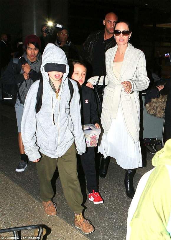 Angelina Jolie, Angelina Jolie sau ly hôn, Brad Pitt 