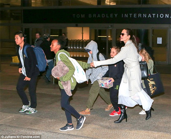 Angelina Jolie, Angelina Jolie sau ly hôn, Brad Pitt 