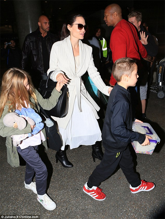Angelina Jolie, Angelina Jolie sau ly hôn, Brad Pitt 
