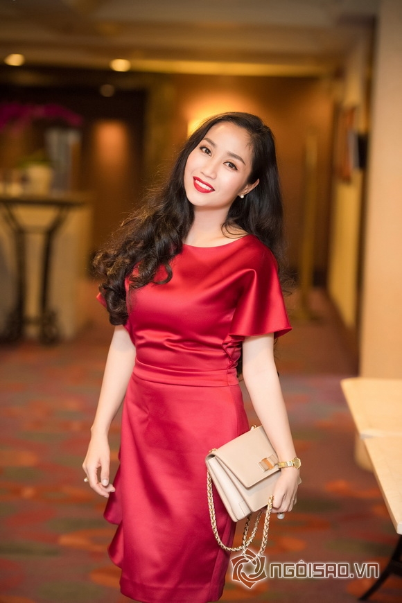 Á hậu tú anh,hoa hậu việt nam 2012,tú anh diện váy xẻ táo bạo