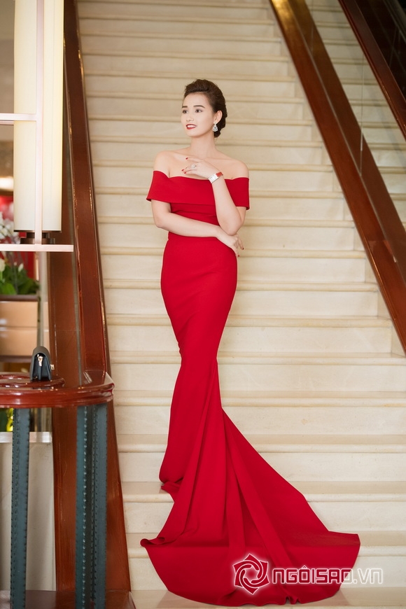 Á hậu tú anh,hoa hậu việt nam 2012,tú anh diện váy xẻ táo bạo